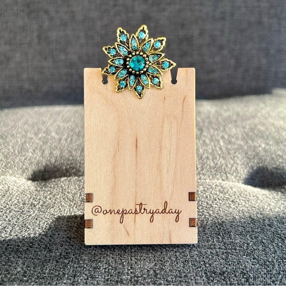 Austrian Crystal Rhinestone Fashion Brooch Pin, Blue, Aqua, Gold (STAR)